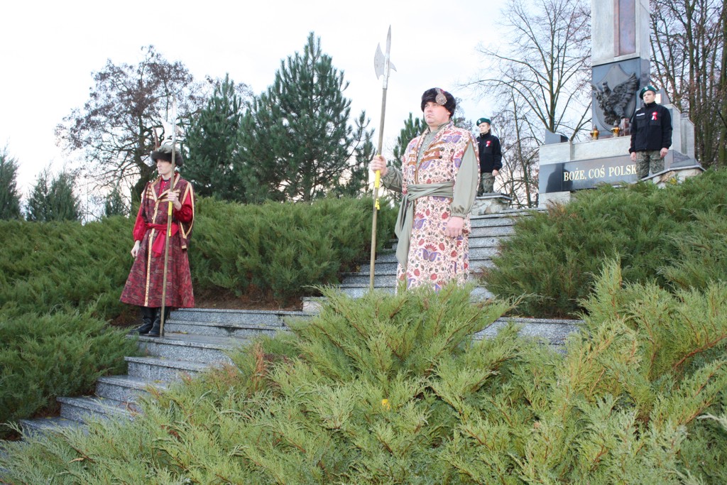 Warta Honorowa przed Pomnikiem Niepodległości w Koroszczynie