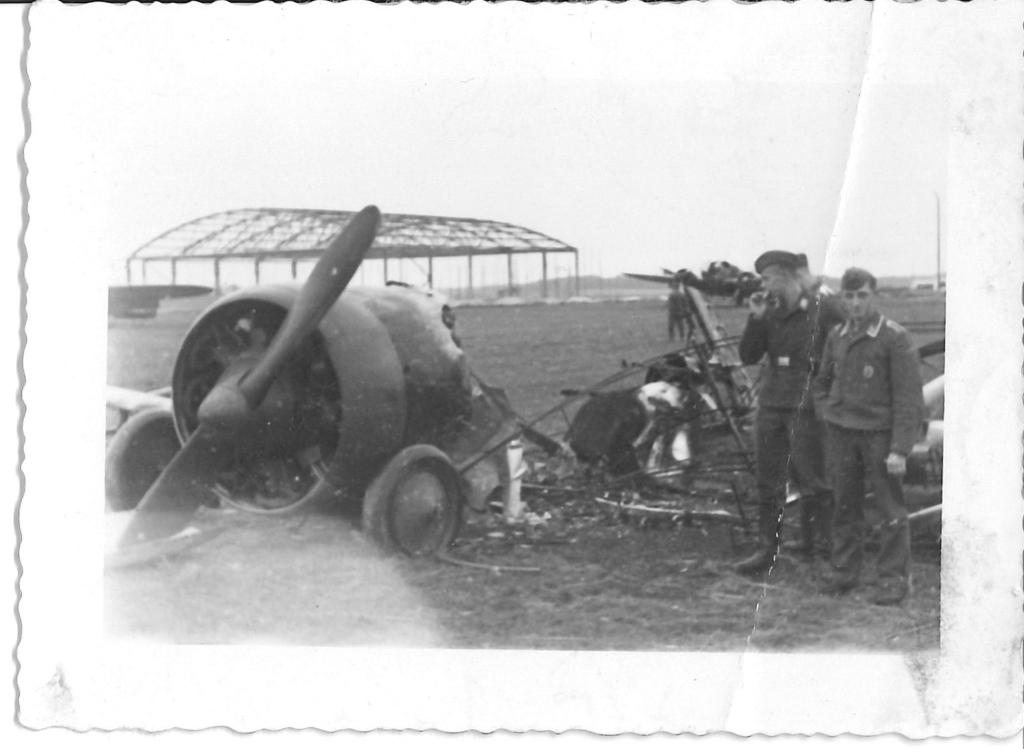 Wrak samolotu myśliwskiego PZL P.7A, w tle niewykończony hangar Eskadry Bombowej, 1939r., fotografia z prywatnej kolekcji Pana Pawła Oleszczuka